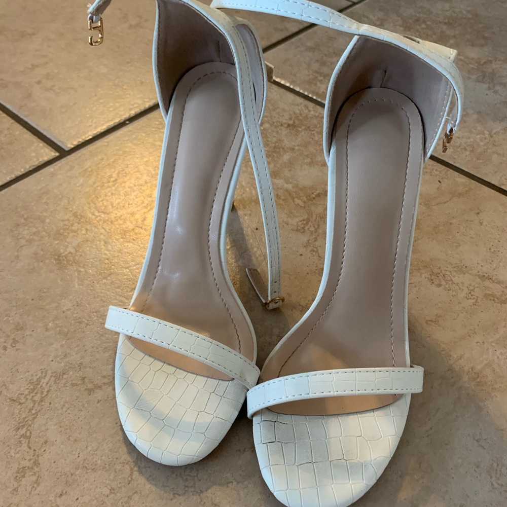 White snake skin stiletto heels. SIZE 6 Women